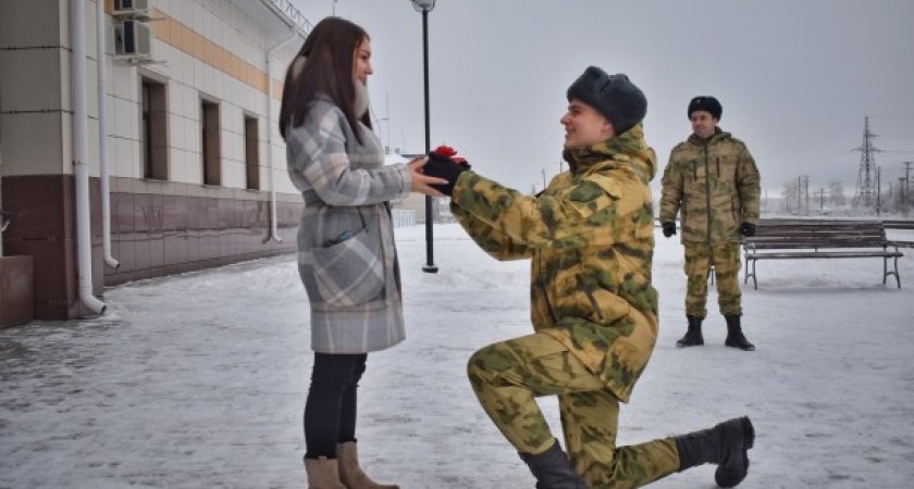 В Коми во время проводов военнослужащий сделал предложение возлюбленной
