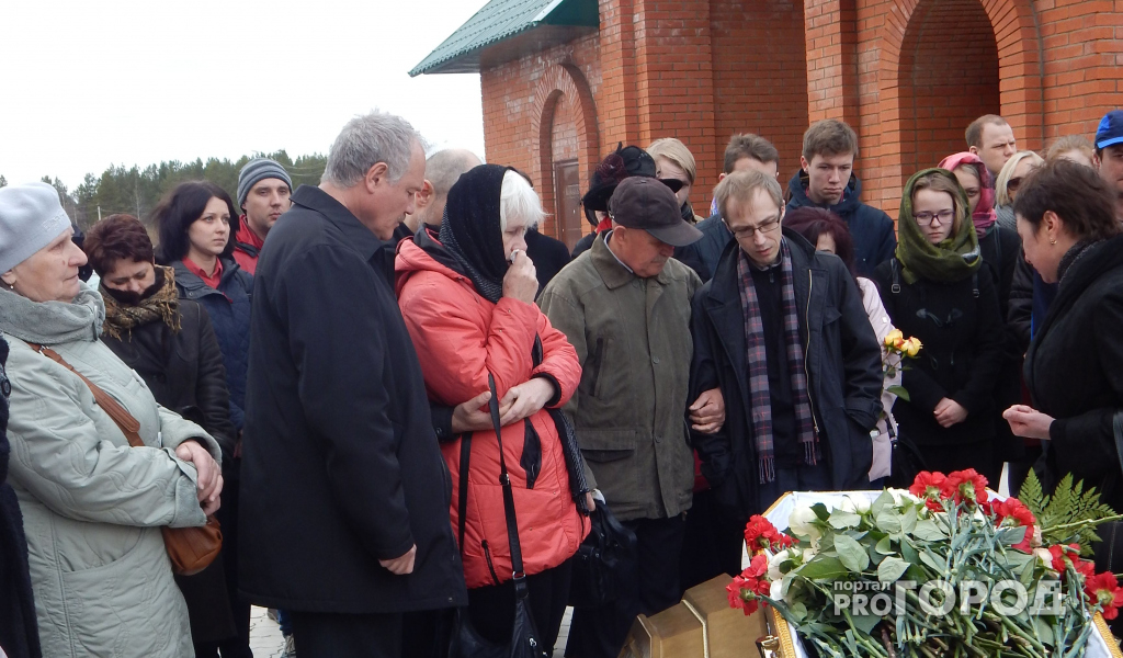 Похороны Екатерины Дорошковой, пьяные школьники на "Последнем звонке" и фильм про Ухту: что произошло в Ухте 25 мая