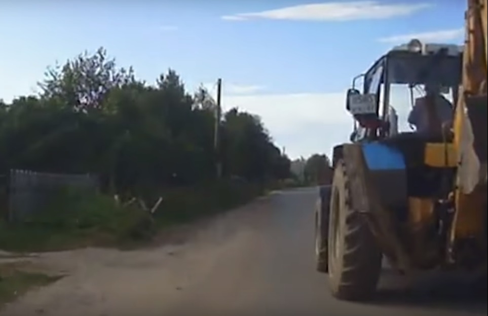 В Коми трактор выталкивал с дороги неугодную ему машину