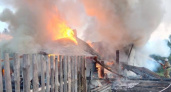 В Коми заполыхал частный дом — огонь распространился на соседнее здание