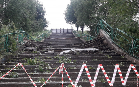 Около школы №21 в Ухте от дождя разрушилась лестница (фото)