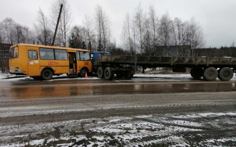 В Сосногорске устанавливают  причину ДТП со школьным автобусом