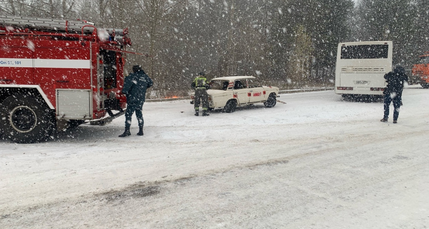 В Ухте эвакуировали пассажиров автобуса и распилили машину