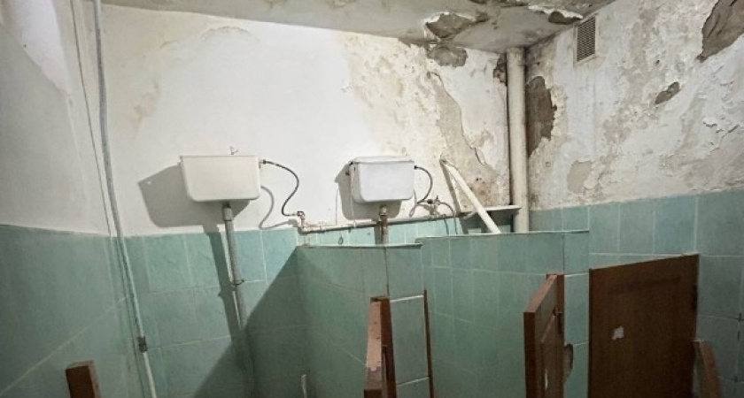 В Ухте жители опубликовали фото ужасающего состояния туалета в местном колледже
