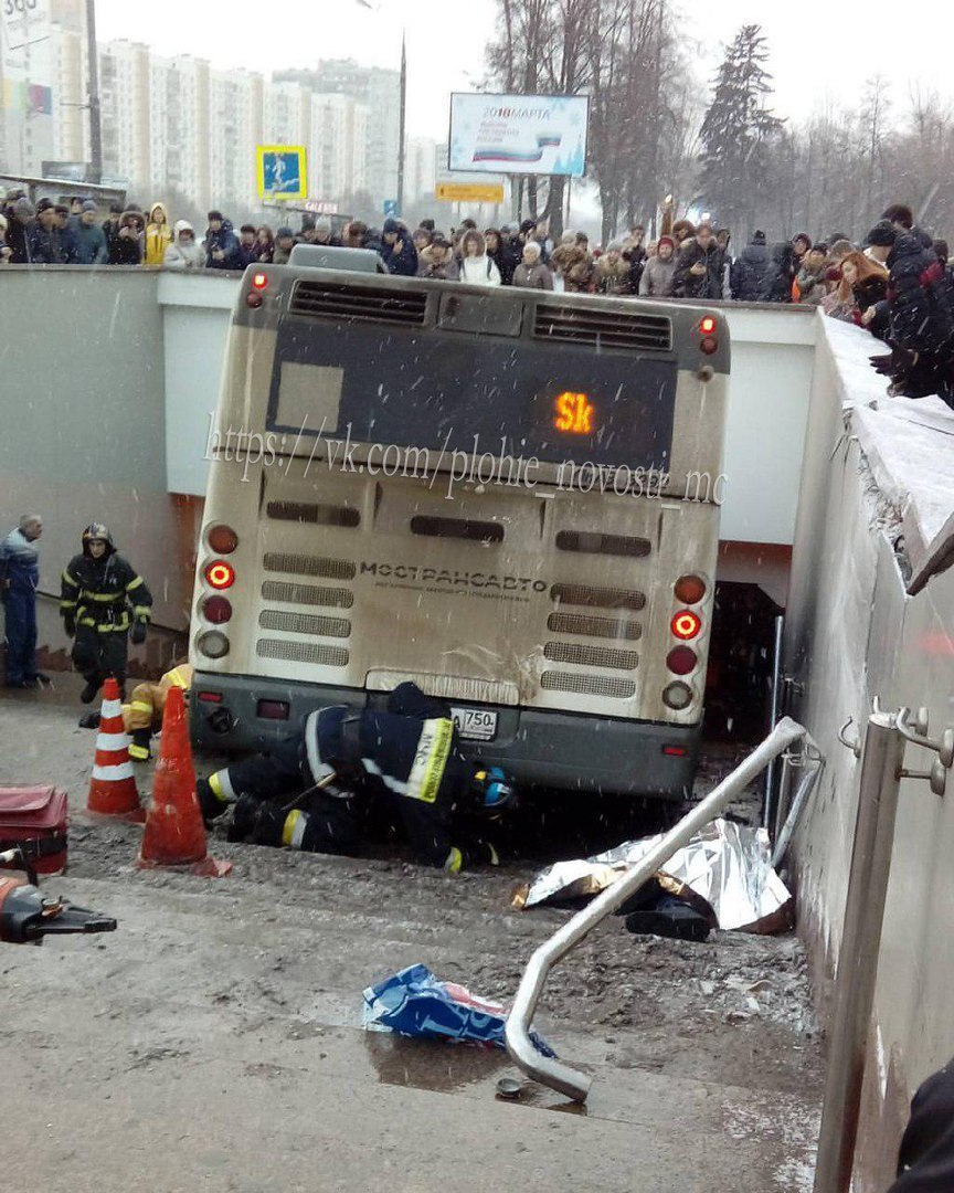 В Москве автобус съехал в подземный переход, есть погибшие