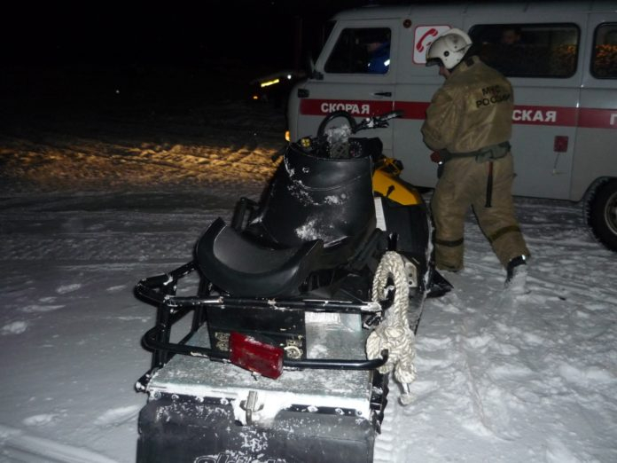 В Коми на промышленной базе двое мужчин разбились на снегоходе