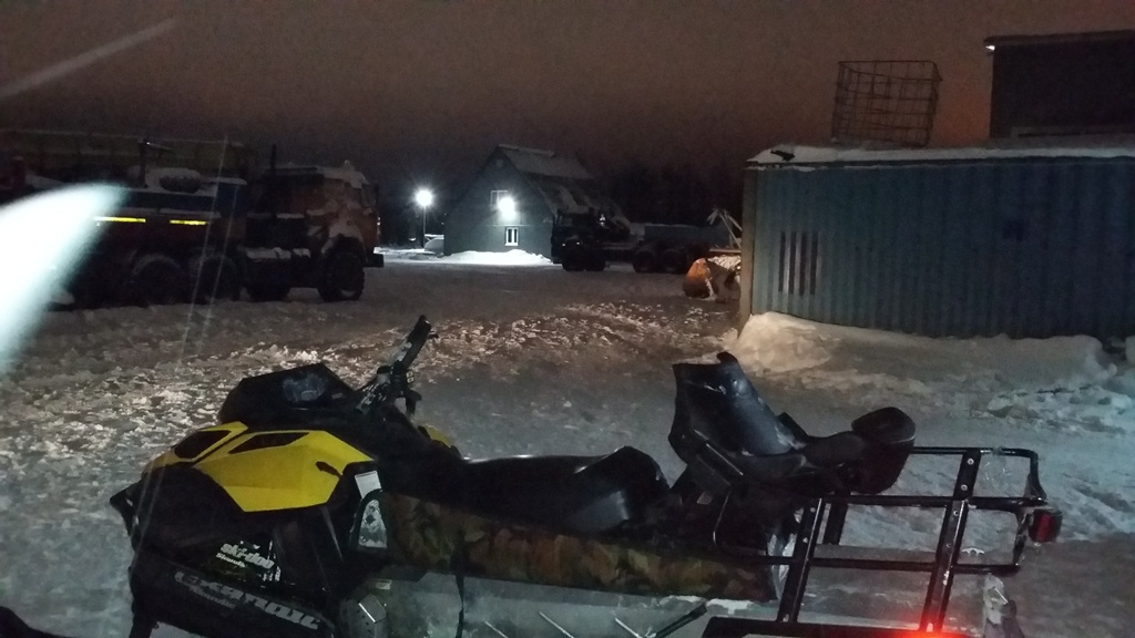 Появились фото ДТП со снегоходом и грузовым контейнером в Коми