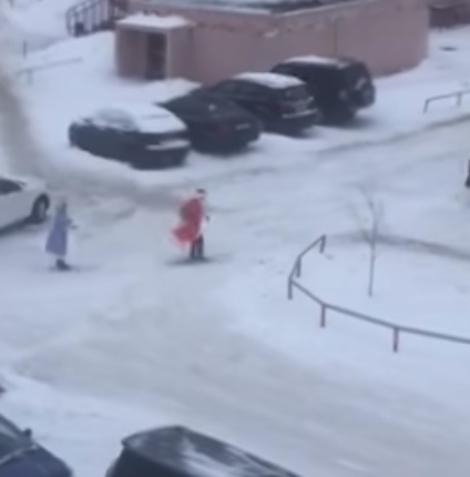 В Коми заметили Деда Мороза и Снегурочку, которые катались по дворам на лыжах