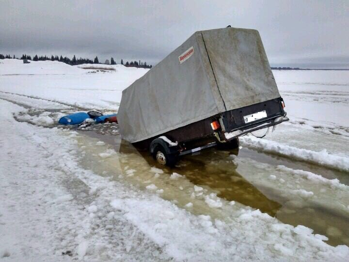 В Коми автомобиль провалился под лед