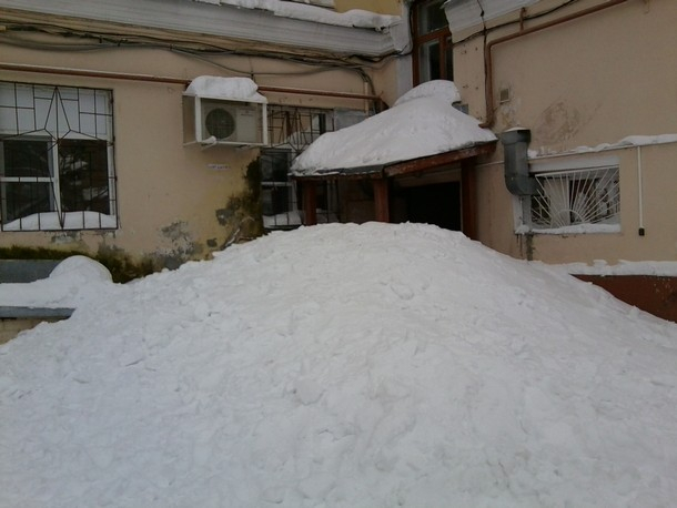 В Коми коммунальщики замуровали снегом подъезд дома