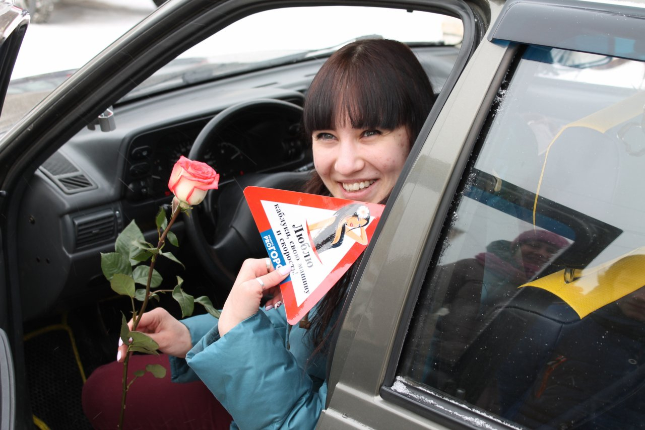 Автоледи обрадовались розам от "Pro Города" к 8 Марта