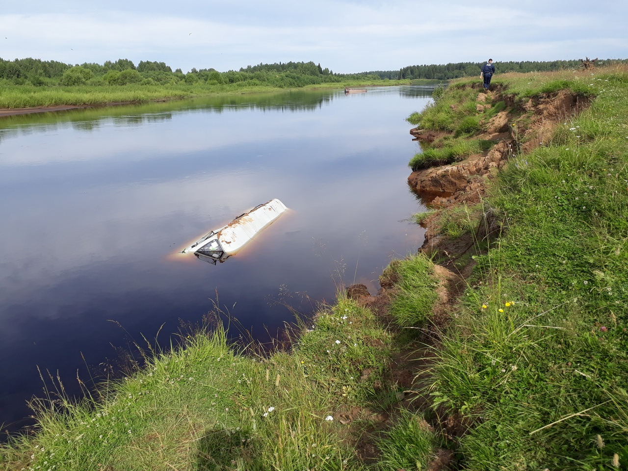 В реке в Коми утонул автомобиль с водителем в салоне (фото)