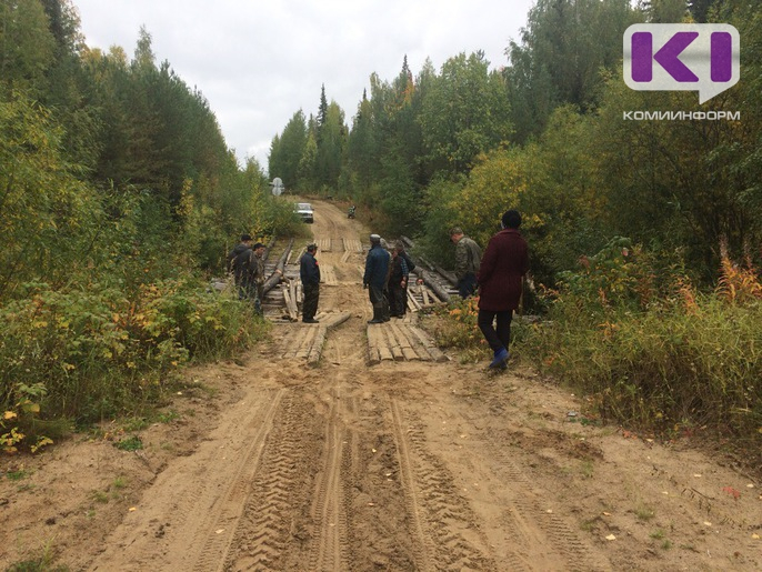 Ухтинские дети не могут попасть в школу из-за разрушенного моста