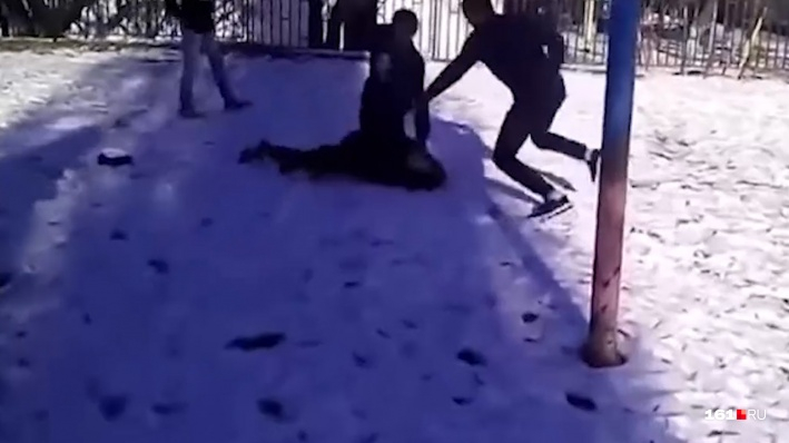 Новости России: школьники жестоко избили новенького (есть видео)