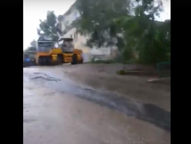 Ухтинец снял видео, как в Чибью течет мазутный ручей с города