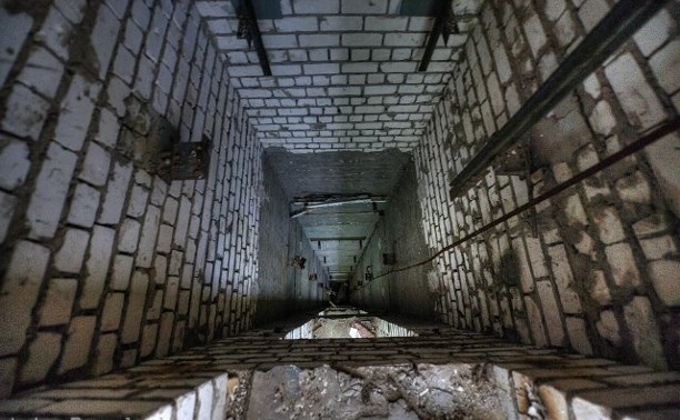 В Коми 12-летняя девочка свалилась в шахту лифта, играя с друзьями в “заброшке”