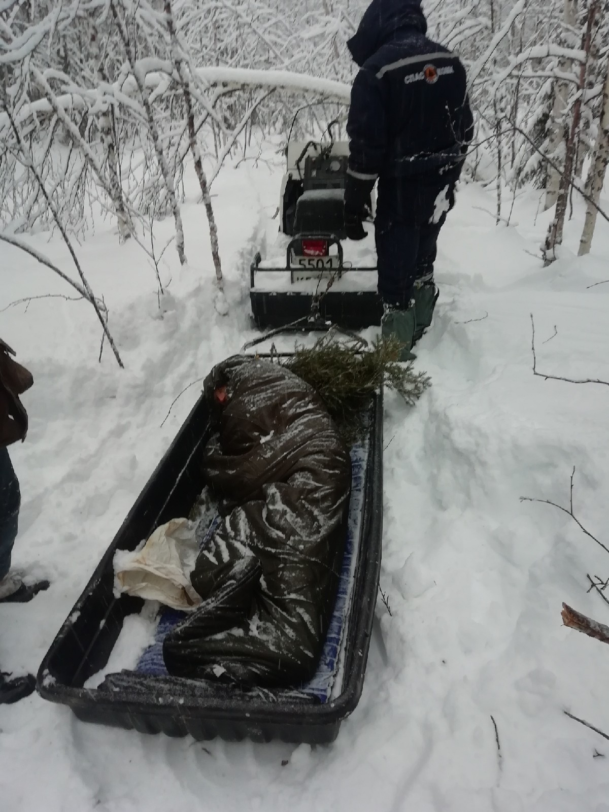 В лесу возле Сосногорска спасатели нашли мужчину с обмороженными ногами