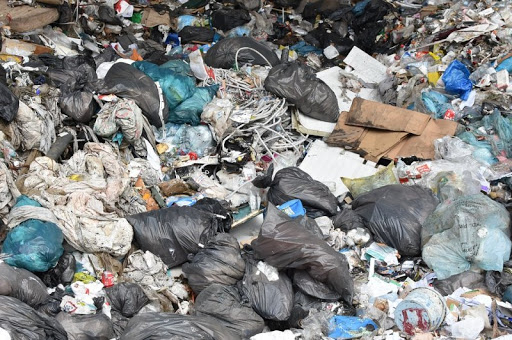Поселок под Ухтой после начала реформы зарастает мусором