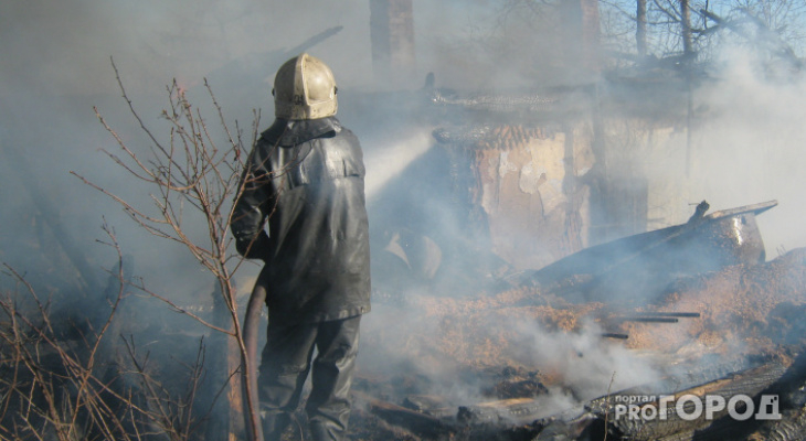 В Ухте пожарные спасли пенсионерку из горящего здания