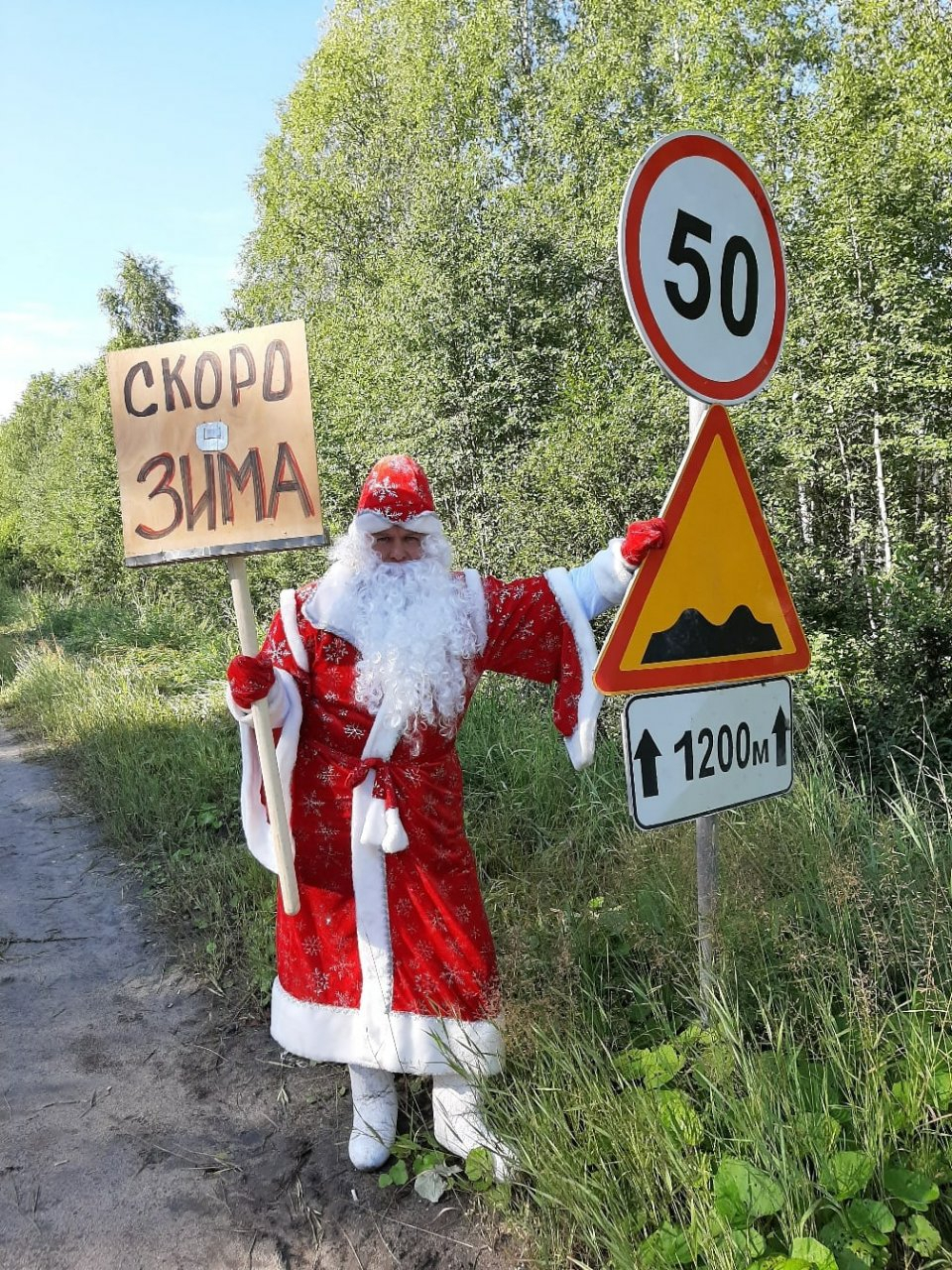 Человек в костюме Деда Мороза требует капитального ремонта дороги под Ухтой