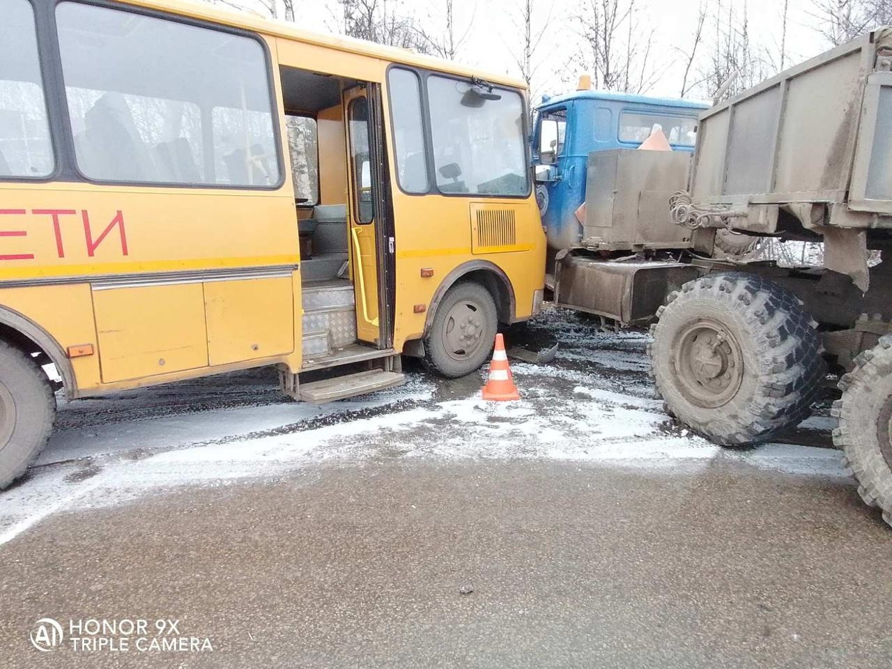 В Сосногорске школьный автобус столкнулся с грузовиком