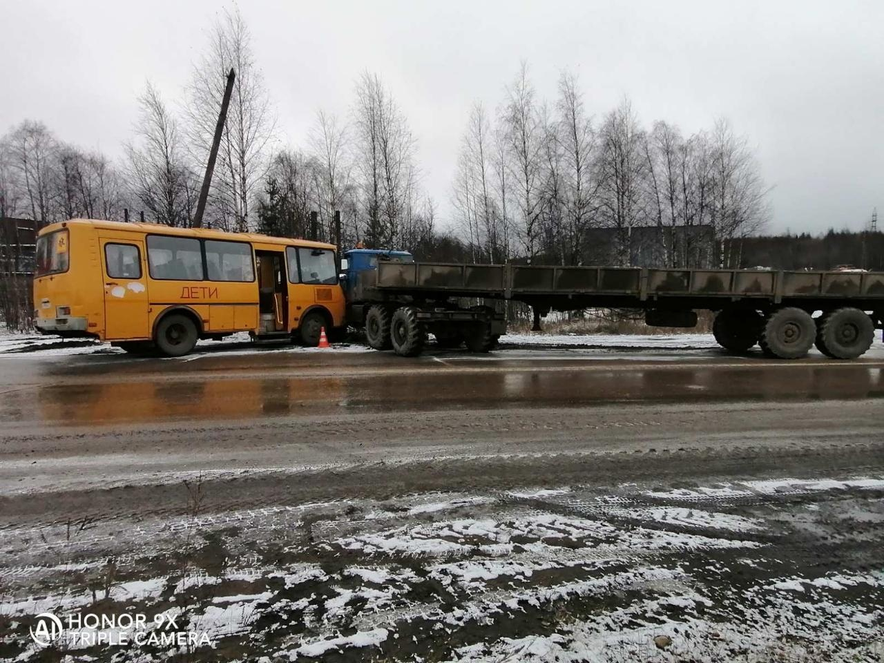 В Сосногорске устанавливают  причину ДТП со школьным автобусом