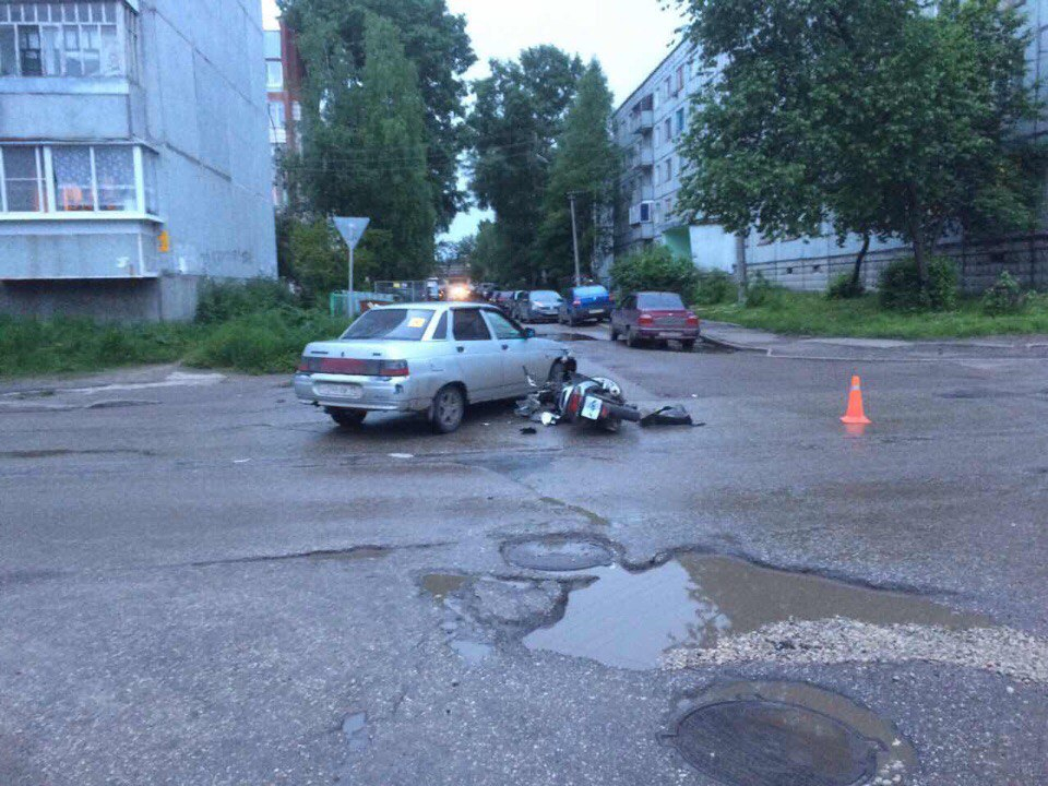 В столице Коми скутерист попал в ДТП и сломал бедро