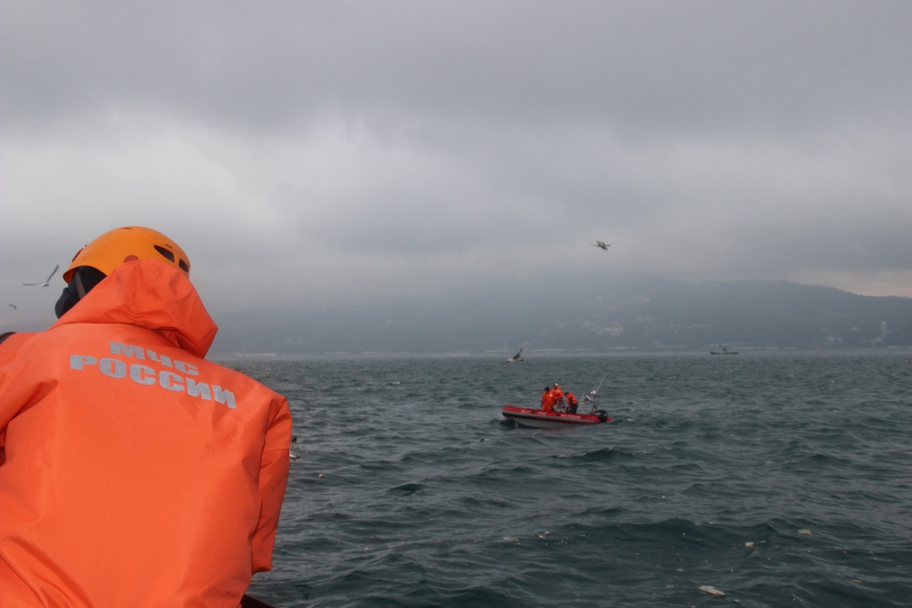 Спасатели ищут пропавших при падении автобуса в море на Кубани