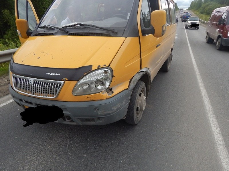 В Коми грузовик столкнулся с микроавтобусом, есть пострадавшие