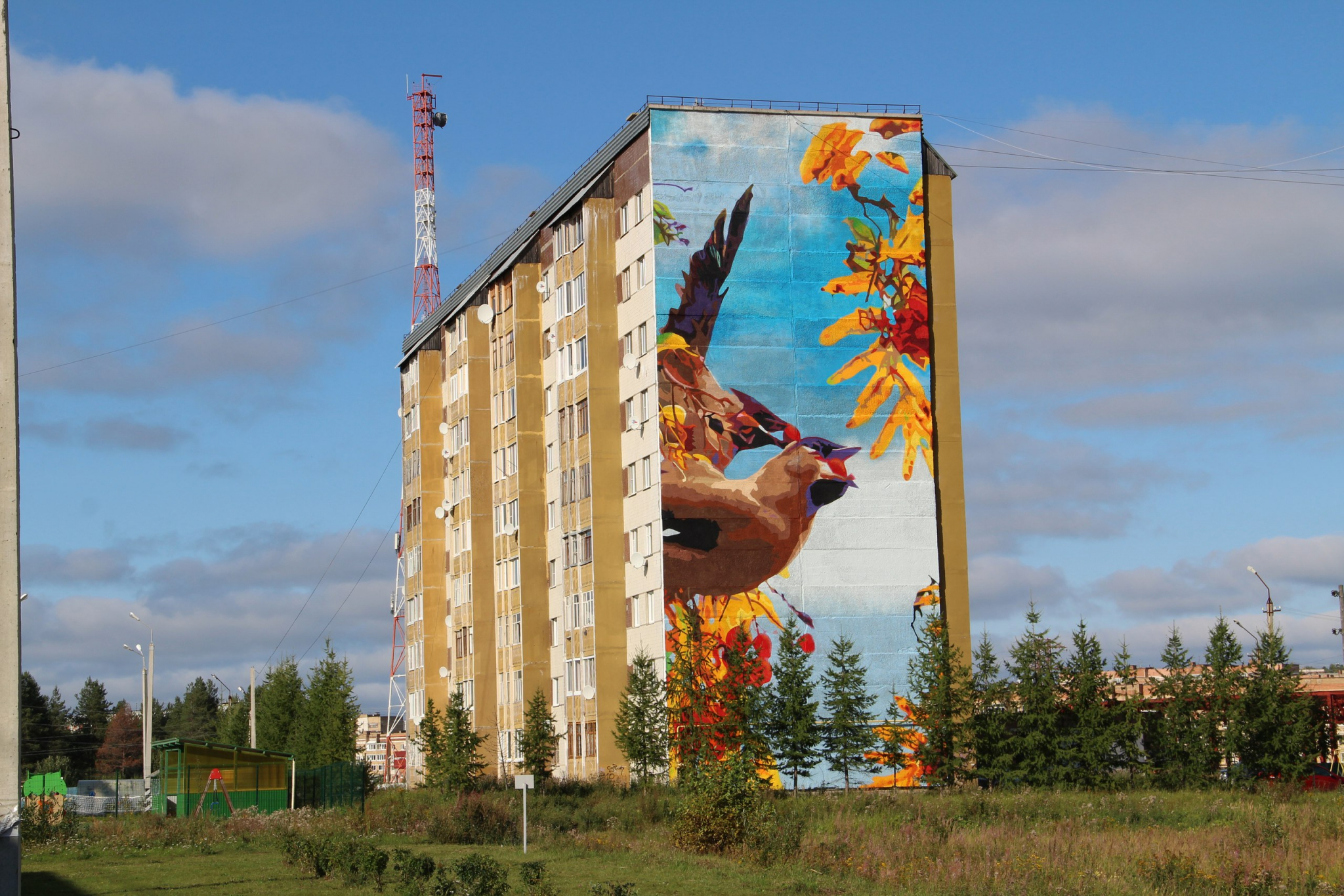 Ухтинцы в восторге от роскошного граффити на стене жилого дома