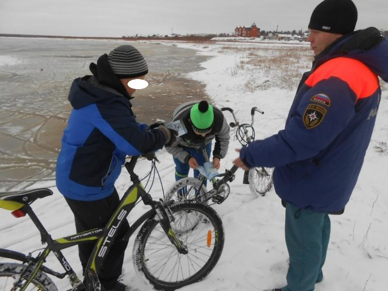 В Коми спасали детей, которые катались по льду на велосипедах