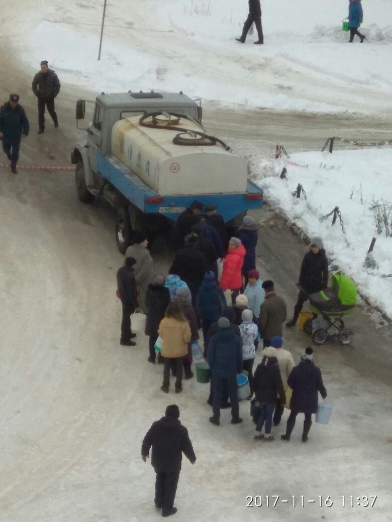 В Сосногорске дали воду, но люди продолжают стоять в очередях у цистерн