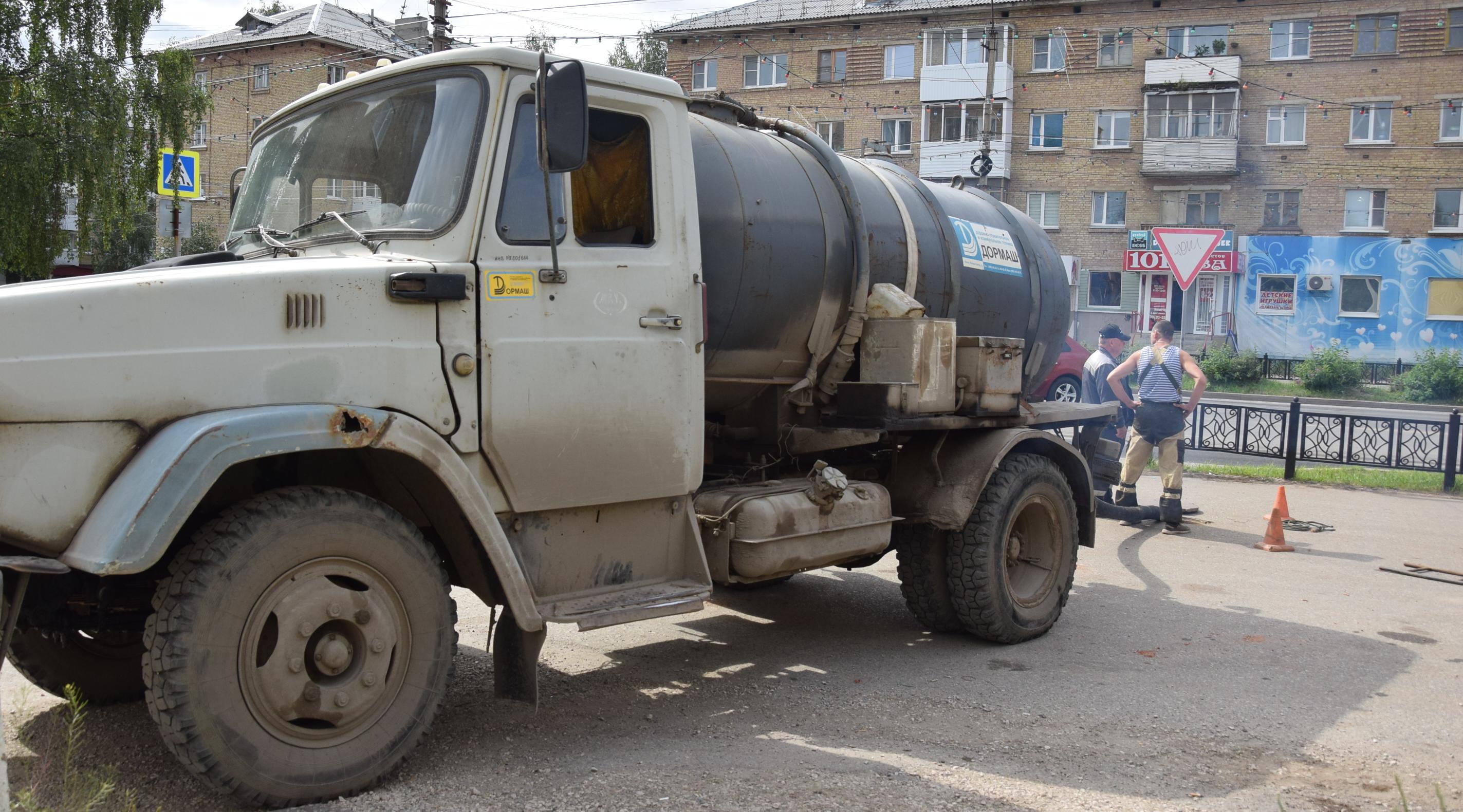 "Эффект ProГород": в центре Ухты устраняют аварию на водопроводе