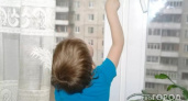 В Коми двухлетний малыш выпал из окна