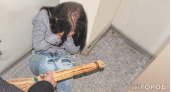"Таскала за волосы и била по лицу": в Коми мать зверски избила дочь