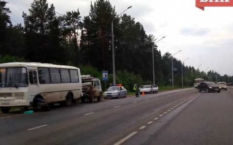 В Коми в пассажирский автобус врезался внедорожник