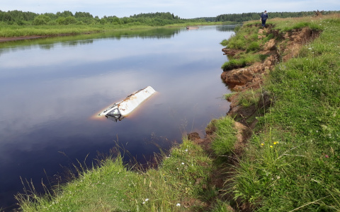 В реке в Коми утонул автомобиль с водителем в салоне (фото)
