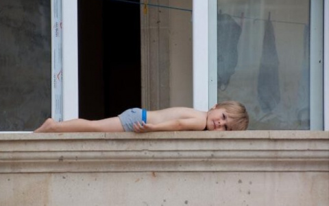 Минздрав Коми прокомментировал падение 2-летнего малыша из окна