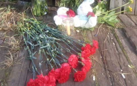 К дому в Коми, где убили двух детей и дедушку, несут цветы и игрушки