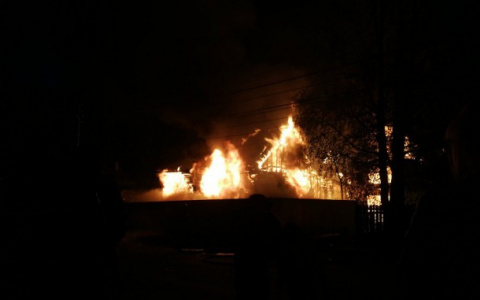 Ночью в столице Коми полностью сгорел жилой дом