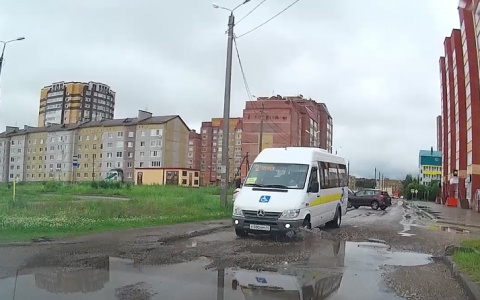 Ухтинец яростно добивается ремонта дороги в городе