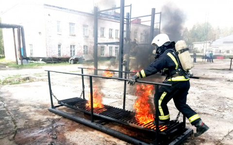 Ухтинские пожарные прошли огненную полосу препятствий