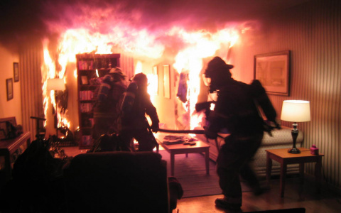 Ухтинские пожарные вытащили из огня ребенка и троих взрослых