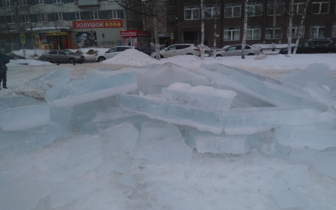 Экскаватор разрушил ледовый городок на Комсомольской площади в Ухте