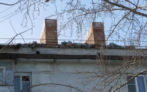 Ухтинка несколько лет добивается ремонта протекающей крыши