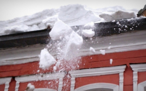 "Опять будут ждать, пока кого-нибудь не убьет!": жители Ухты возмущены отсутствием уборки снега с крыш зданий